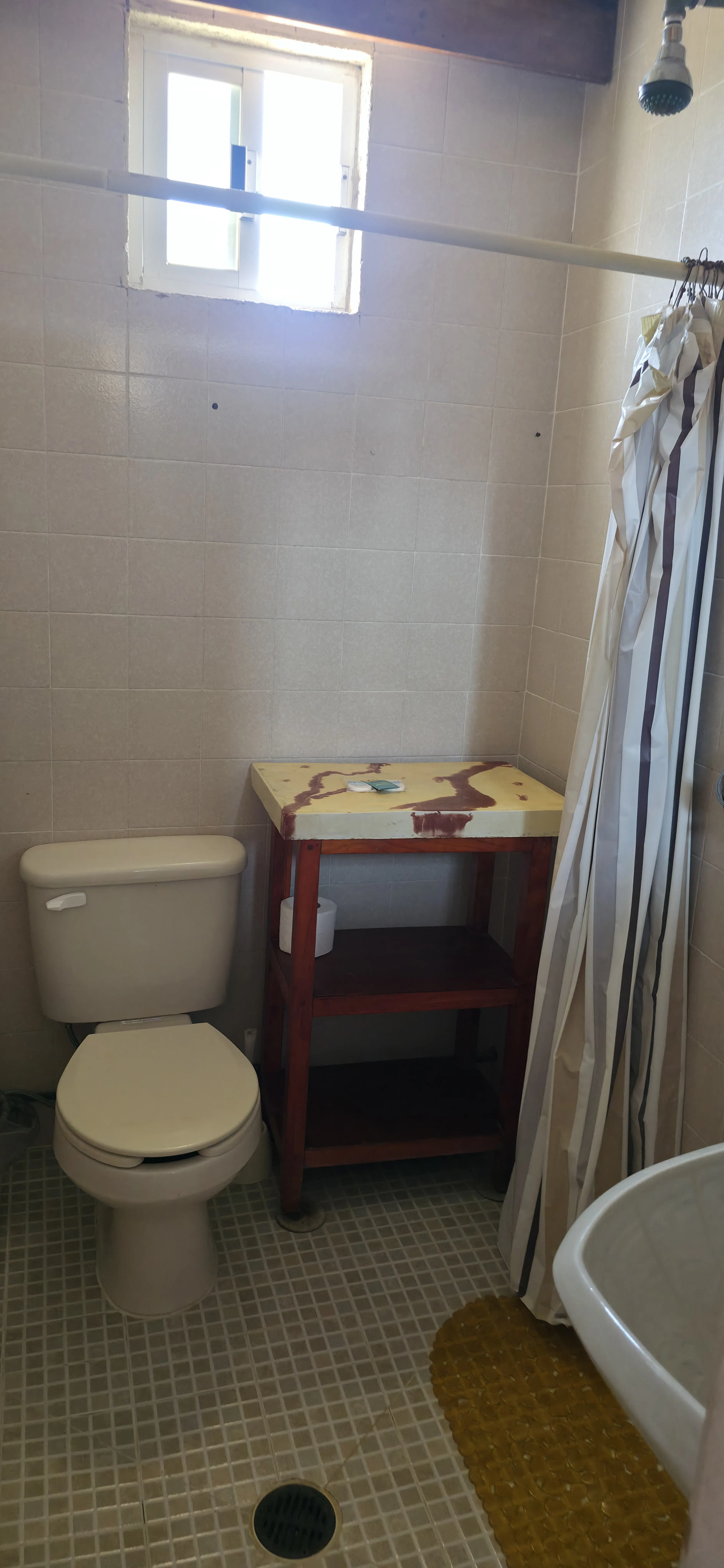 Baño con azulejo beige