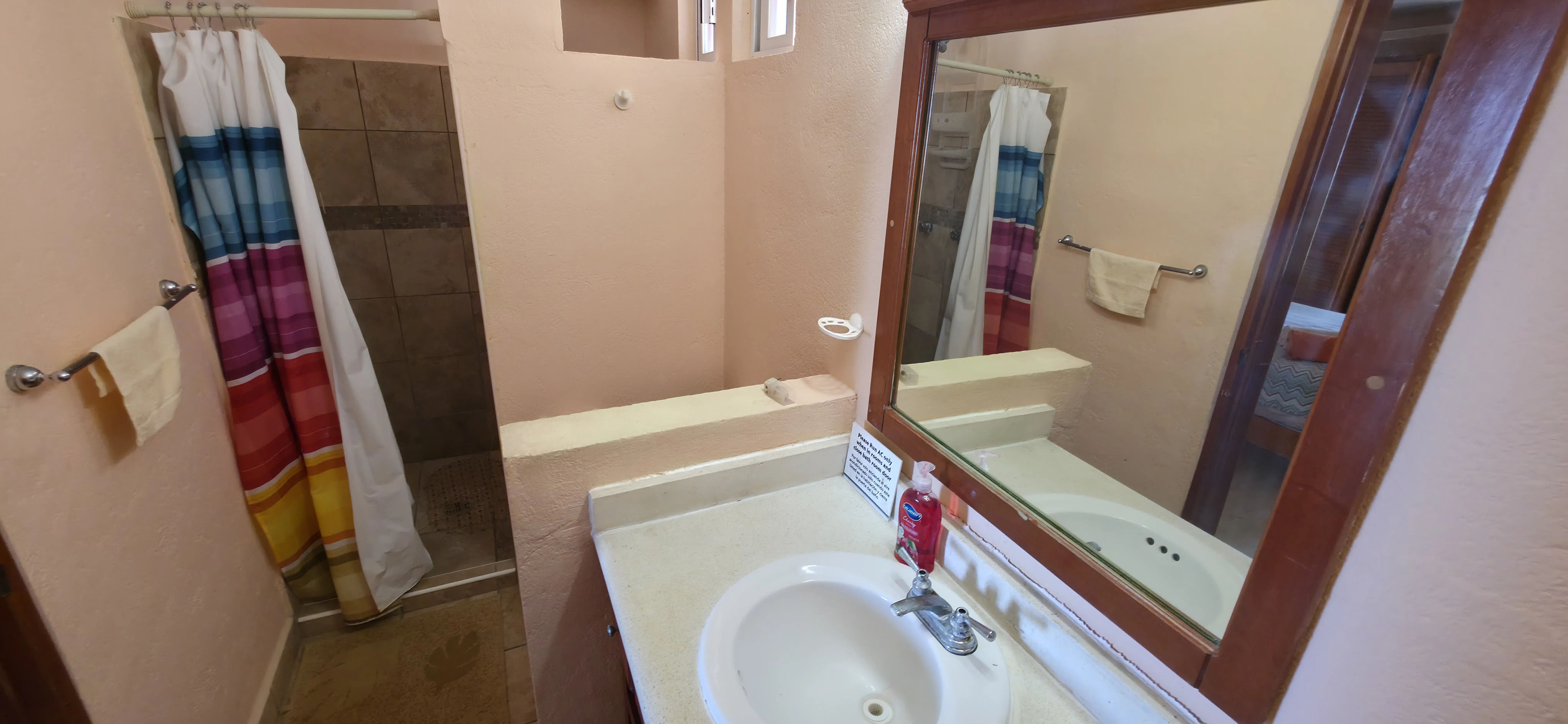 Baño privado de la recámara salmón