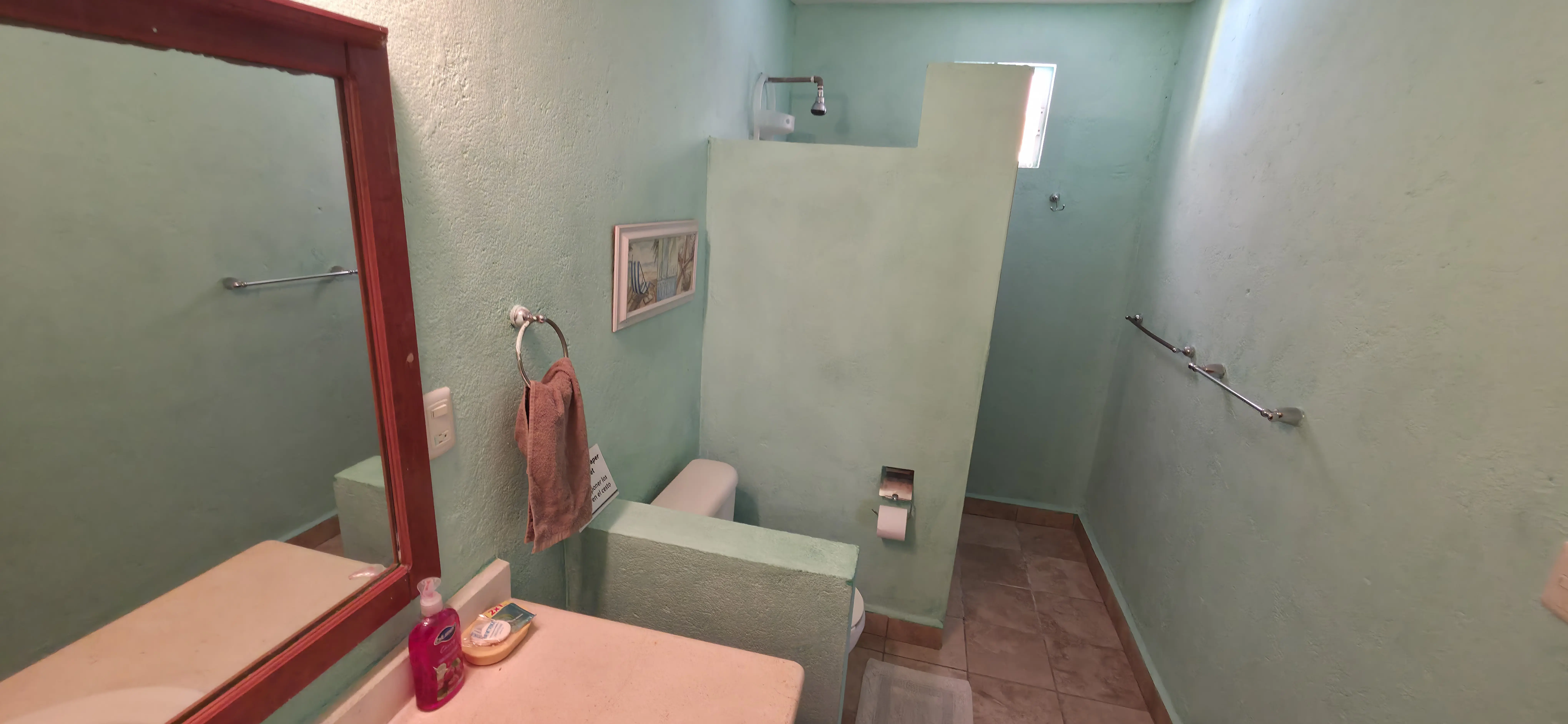 Baño con azulejo verde menta