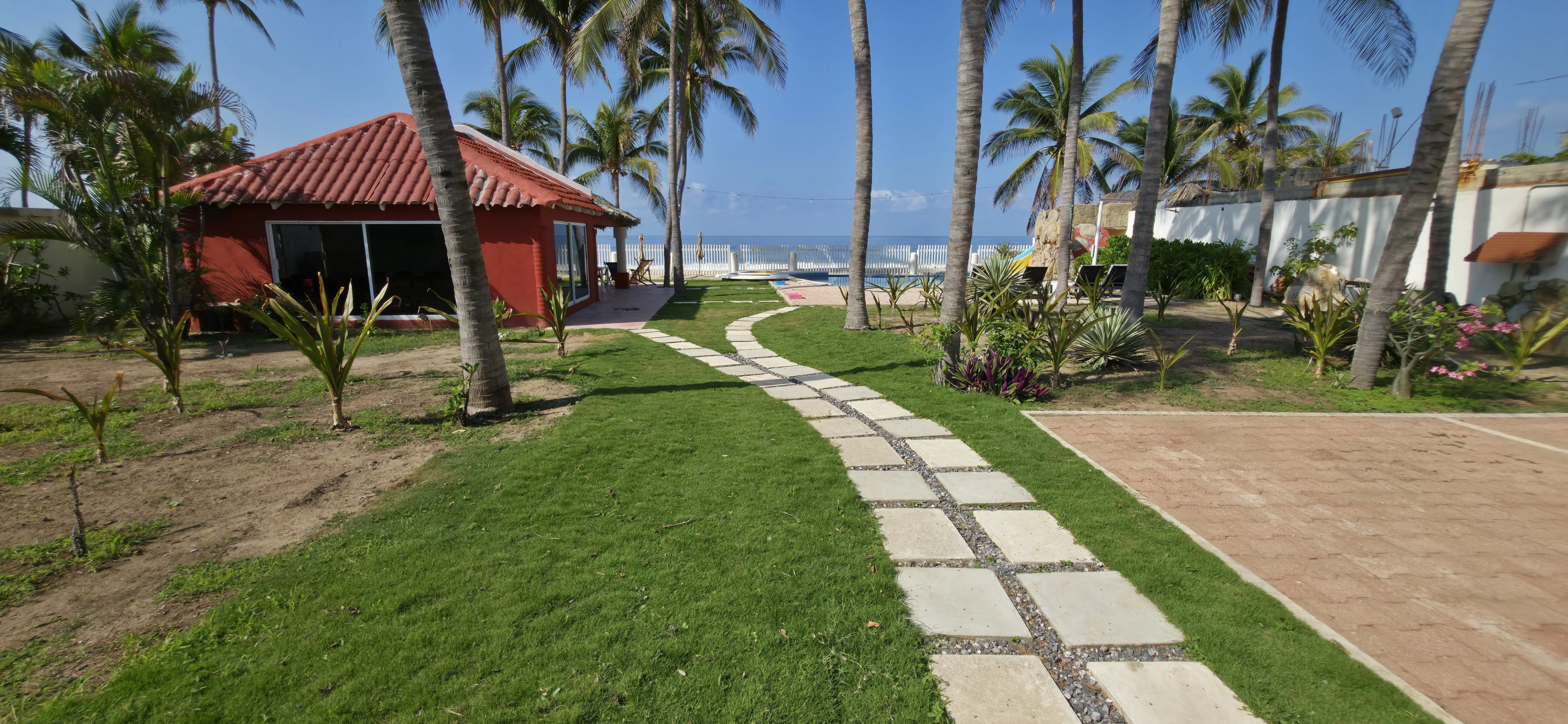 Camino de jardín hacia la alberca y la playa
