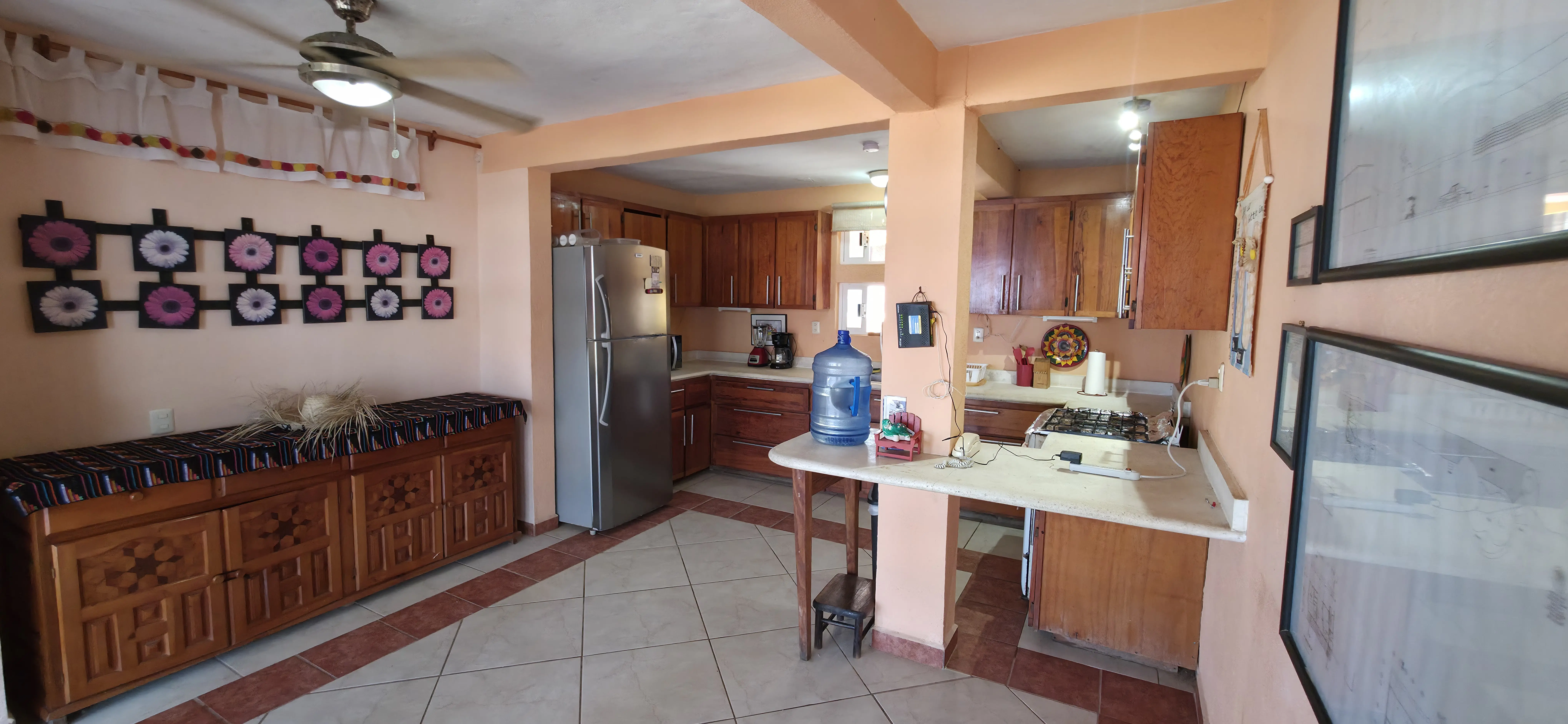 Cocina completa con refrigerador y gabinetes