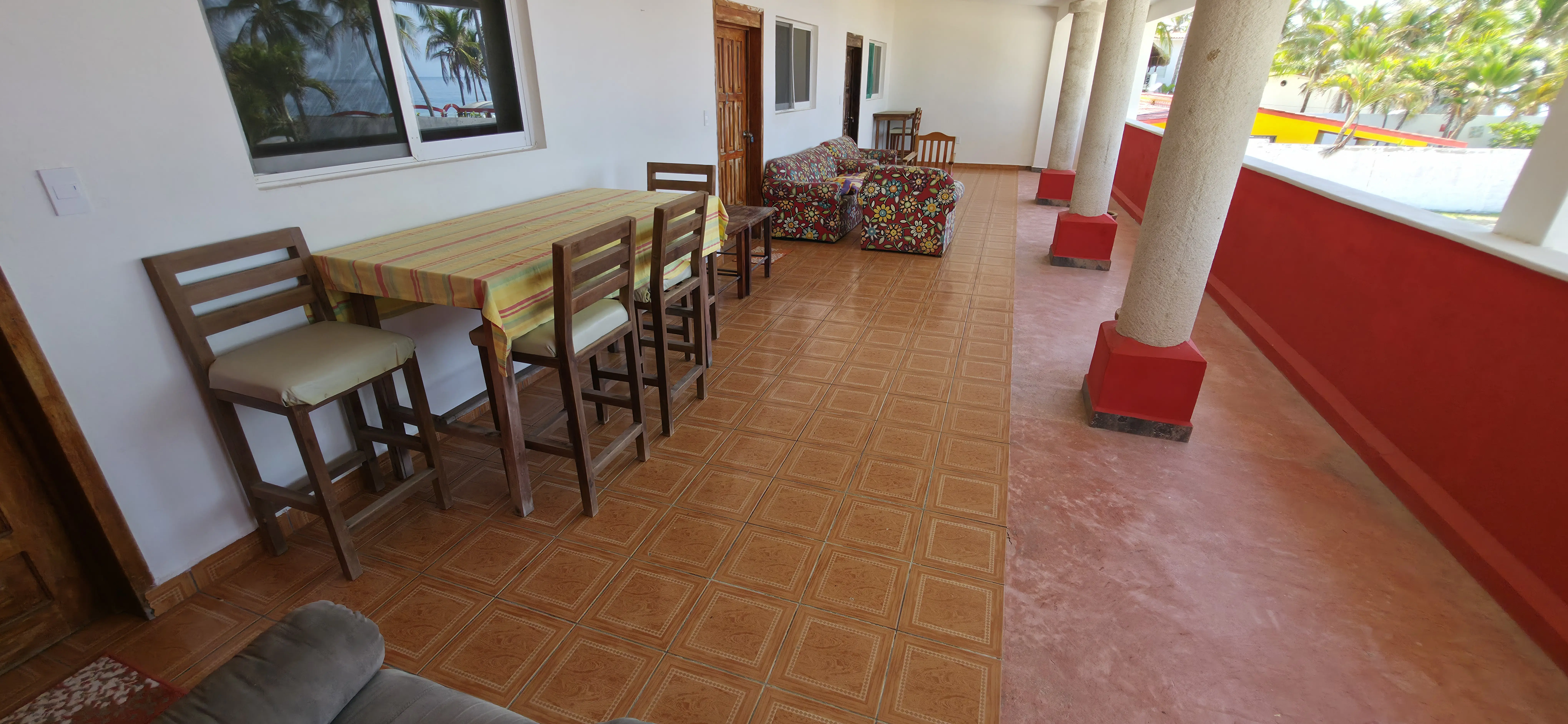 Área de comedor y sala en la terraza