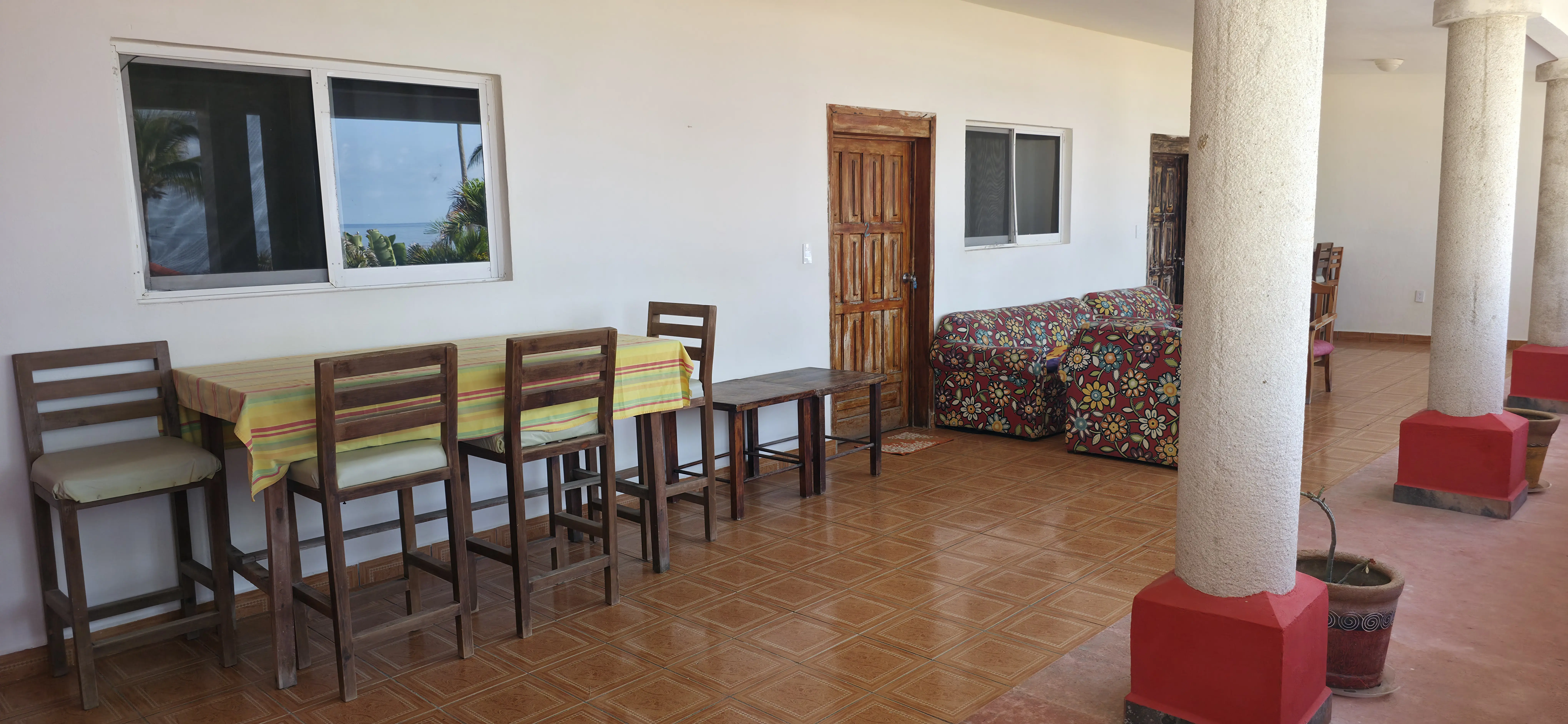 Terraza techada con sala y vista al océano